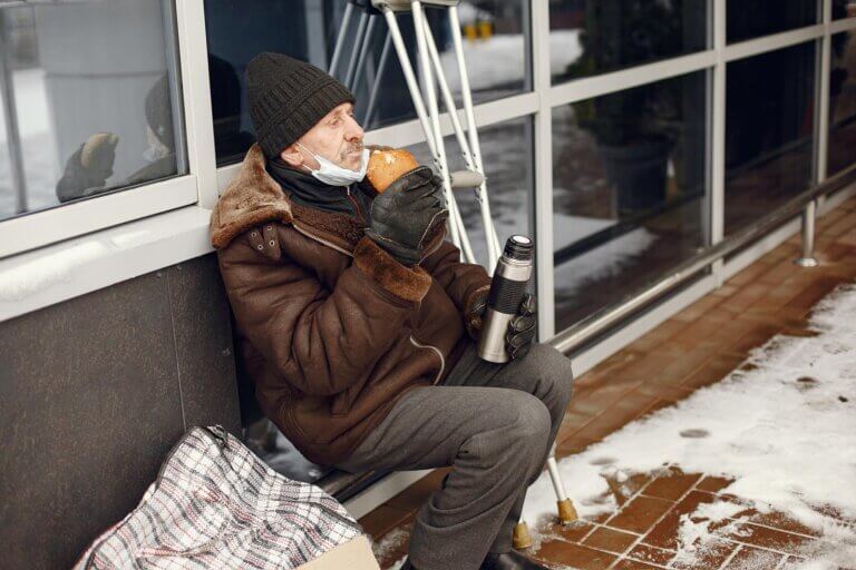 PRIMUL DECES CAUZAT DE HIPOTERMIE ÎN ACEASTĂ IARNĂ: UN BĂRBAT DE 65 DE ANI A MURIT ÎN APARTAMENT, LÂNGĂ SOȚIA SA BOLNAVĂ