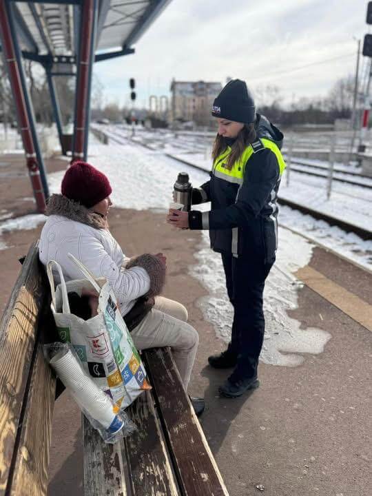 CEAI CALD DE LA POLIȚIȘTI PENTRU CĂLĂTORII ÎNGHEȚAȚI ÎN GARĂ