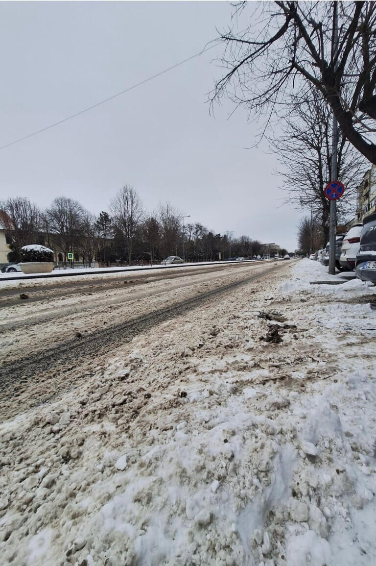 Primăria anunță „arsenal” de 12 utilaje pentru deszăpezire. La ora 16:00, Călărașiul patinează pe zăpadă și noroi