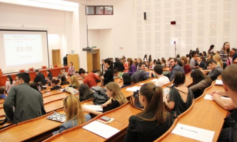 Din toamnă, studenții plătesc mai mult: taxele la facultate cresc