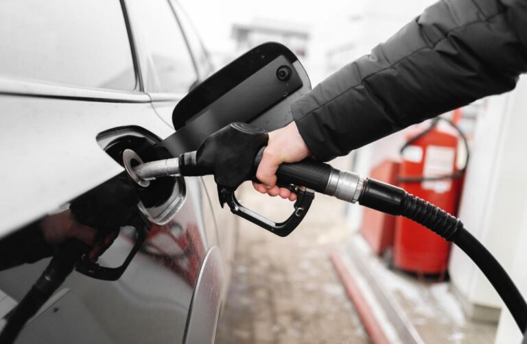 Bolojan ia în calcul reducerea accizei la carburanți, după ordonanța privind prețurile la combustibil