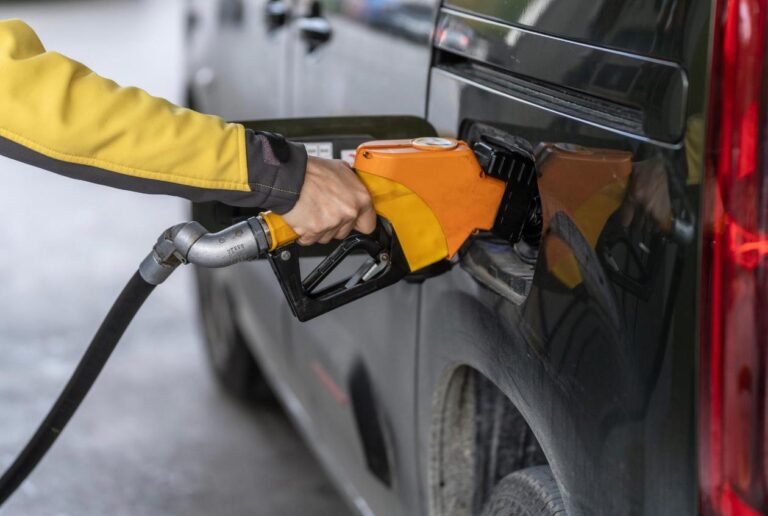 Transportatorii cer Guvernului reducerea drastică a accizelor la carburanți: „Statul a profitat de lipsa de reacție a românilor”