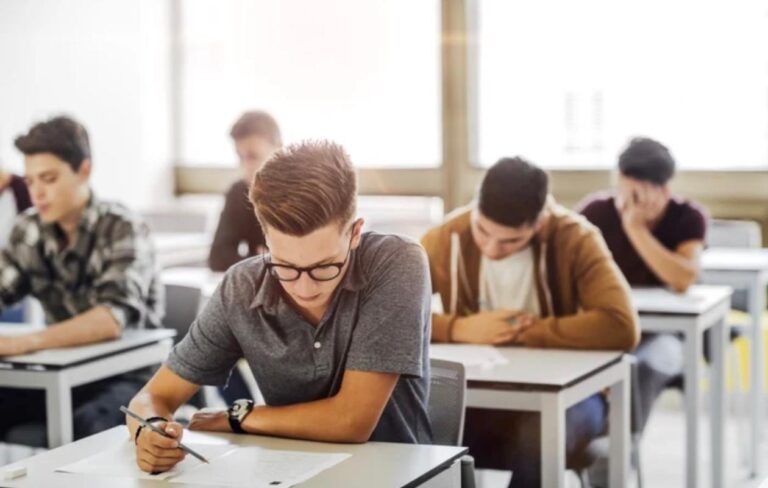 Simulare Bacalaureat 2026: Elevii susțin astăzi proba scrisă la limba română. Cum se desfășoară examenul