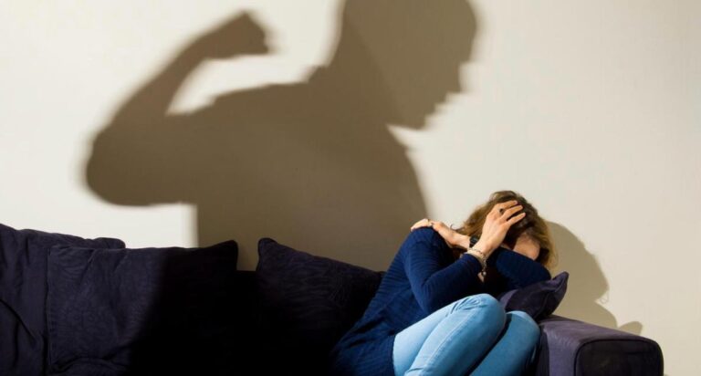 Camera Deputaților adoptă legea pentru prevenirea și combaterea femicidului și a violențelor care îl preced
