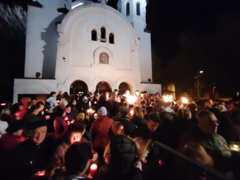Hristos a înviat! Sute de credincioși au luat Lumina Sfântă la Biserica Sfântul Gheorghe din Călărași