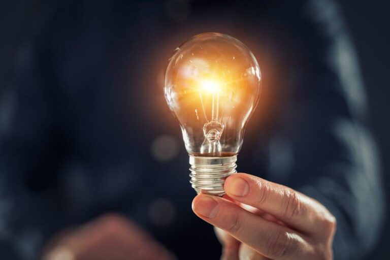 România are una dintre cele mai scumpe energii din UE raportat la venituri. Expert: „Plătim acum factura lipsei de investiții”