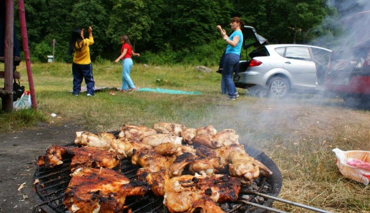 1 Mai rece la Călărași, dar grătarele nu se amână. Cât au ajuns să coste micii și carnea în acest an