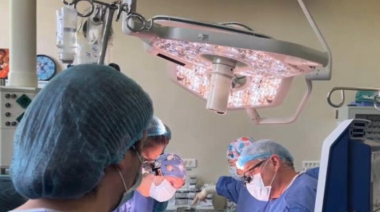 O operație de 11 ore a decis destinul unei fetițe de doar un an și jumătate