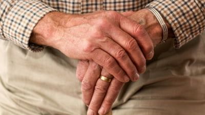 Pensionarii primesc bani în plus în 2026. Cine beneficiază de sprijin în luna mai
