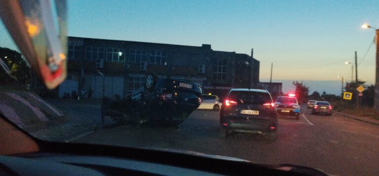 Accident la sensul giratoriu de la Dedeman, în Călărași. Un autoturism s-a răsturnat